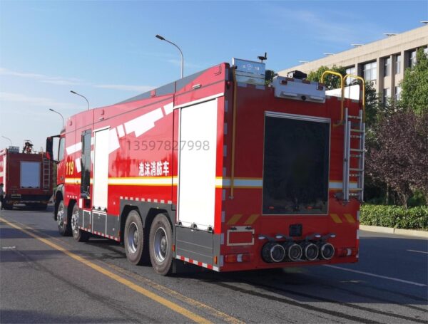 Mercedes-Benz 18-Ton Foam Fire Truck