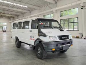 四驱依维柯10-17座运兵车