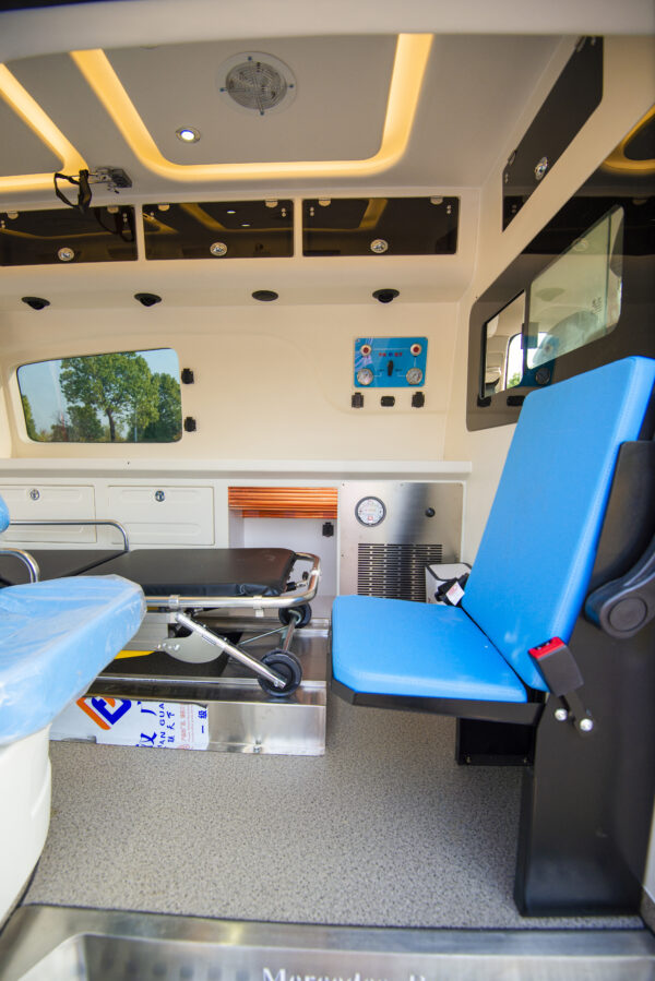 Fujian Mercedes-Benz Vito High Roof Patient Monitoring Ambulance