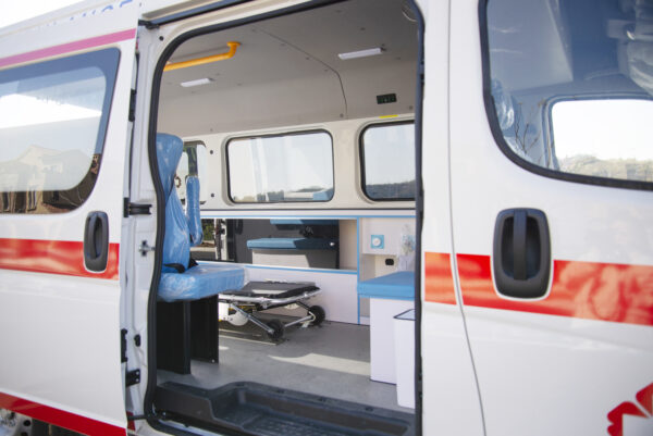 New Gen Dongfeng Yufeng Long WB High Roof Chassis Monitoring Ambulance