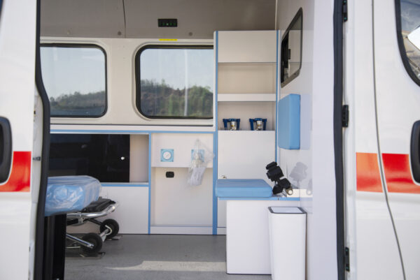 New Gen Dongfeng Yufeng Long WB High Roof Chassis Monitoring Ambulance