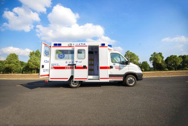 Iveco Ousheng Shelter‑type Monitoring Ambulance